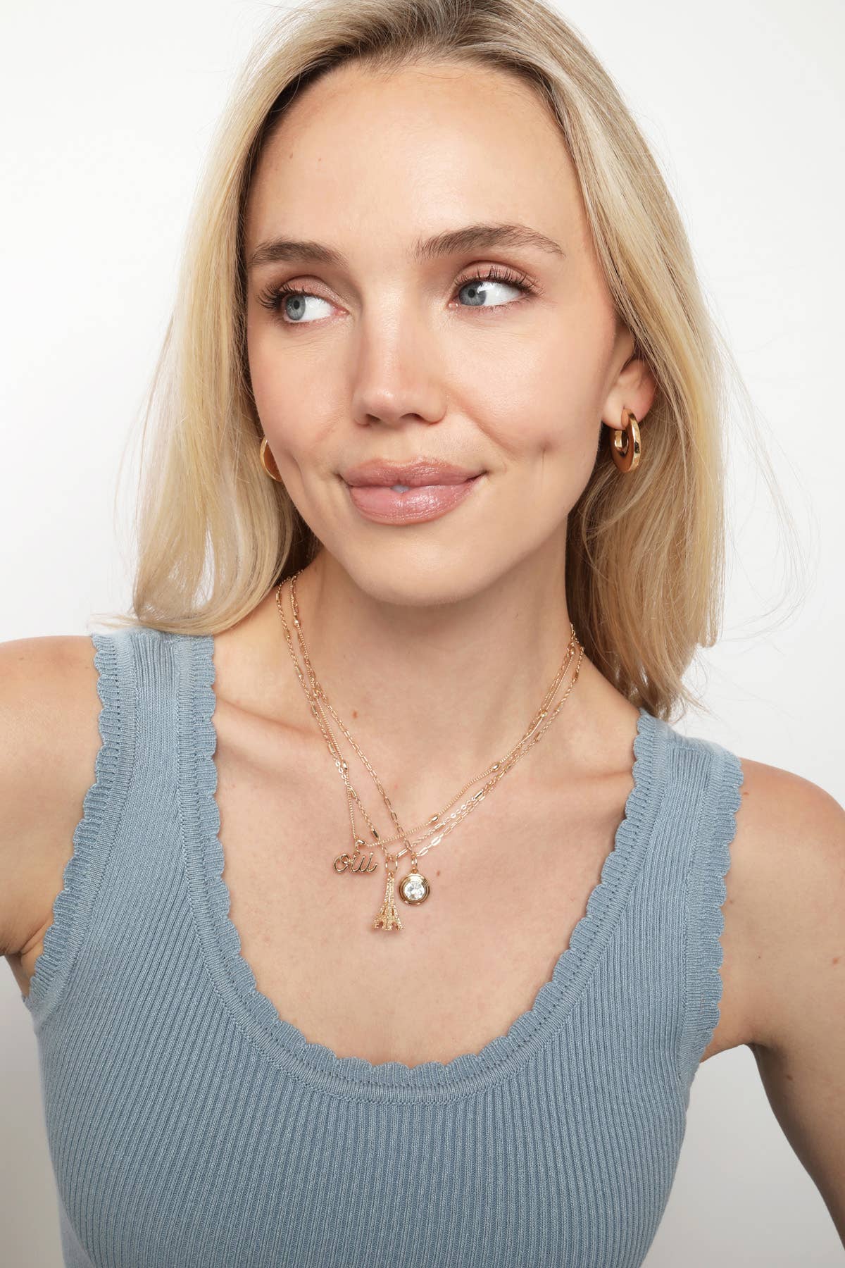 Charm- Cursive Oui in Shiny Gold